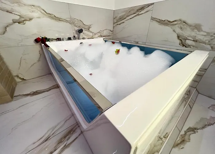 Apartment Swing & Whirlpool